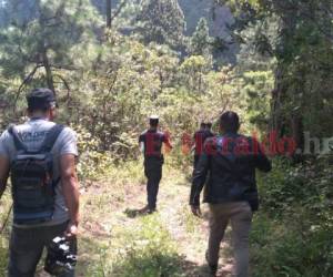 Al parecer el cadáver habría sido trasladado hasta ese sector envuelto en costales que fueron encontrados en los alrededores. Fotos: Estalin Irías/EL HERALDO.