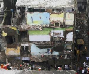 Los equipos de rescate buscan supervivientes entre los escombros del edificio que se derrumbó de madrugada en la ciudad india de Bhiwandi, cerca de Bombay, el 21 de septiembre de 2020. Foto: AFP