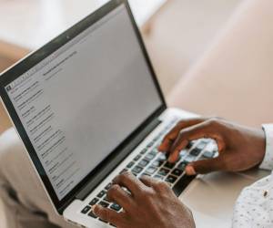 Ante los continuos incrementos en los precios de los combustibles, el Gobierno de Honduras anunció la implementación de medidas adicionales para los empleados públicos. Aquí los detalles: