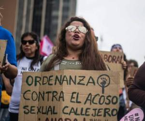 Al grito de '¡Ni una más!' y portando carteles con la consigna '¡Basta de maltrato y violencia!', los peruanos reclamaron condenas más severas para los agresores. Foto AFP