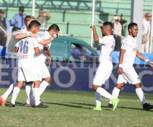 Los jugadores de Olimpia celebran la anotación de Walter García ante el Social Sol (Foto: Juan Salgado/OPSA)