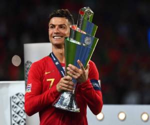 Cristiano Ronaldo cuando levantó la Copa de Liga de Naciones.
