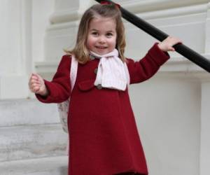 La pequeña tiene un gran parecido con su bisabuela, la reina, y su padre William. Foto: AFP