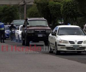 Los retenes verifican que los capitalinos circulen con su debido dígito de identidad autorizado. Foto: Johny Magallanes/ EL HERALDO.