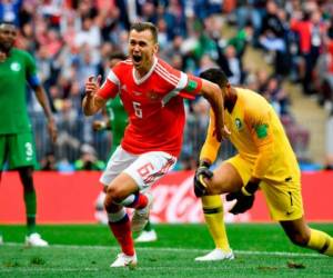 El ruso Denís Chéryshev celebra el primero de sus dos golazos ante Arabia Saudí (FOTO: AFP)