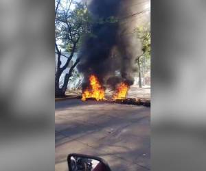 Afuera de las instalaciones ubicadas en la colonia 21 de Octubre se registra una toma de calles.