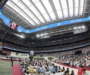 Vista general del estadio Santiago Bernabéu durante el encuentro del papa León XIV, donde dijo Vosotros sois la Iglesia diocesana en medio de un pueblo que ama la música, la danza y el estar juntos, pero que también conoce los conflictos, la resignación y, a veces, la desesperación, situaciones en las que el Evangelio puede abrir un camino a la esperanza. Las imágenes del encuentro en el coloso del Real Madrid.