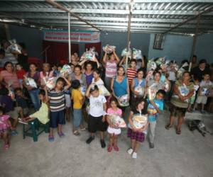 Los beneficiados, acompañados de sus familiares, agradecieron el gesto solidario de Sedis.Foto: Efraín Salgado/El Heraldo