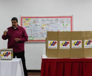 El presidente de Venezuela, Nicolás Maduro, ejerciendo su voto en las elecciones. (AFP)