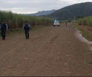 El cadáver fue lanzado a la orilla de la calle. Foto: Redes sociales