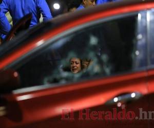 Los familiares del joven comerciante que fue asesinado la tarde de este martes en el bulevar del Sur, en San Pedro Sula, al norte de Honduras, llegaron hasta la escena del crimen. Foto: EL HERALDO