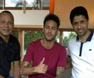 Neymar junto a su papá (izquierda) y al presidente del PSG, Al-Khelaifi (derecha). (Foto: Redes)
