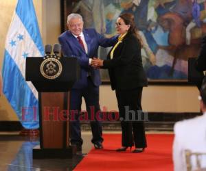 AMLO y Xiomara Castro protagonizaron un apretón de manos.