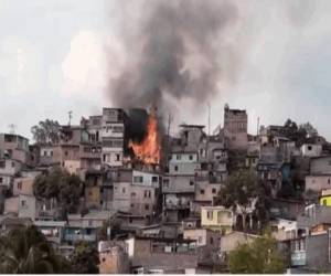 El incendio consumió al menos dos viviendas en la Divanna.