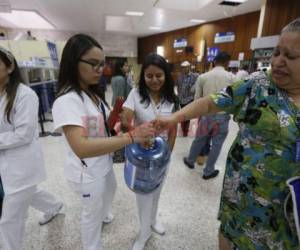 Así recorren el Hospital Escuela Universitaria para recaudar los fondos. Foto Marvin Salgado| EL HERALDO