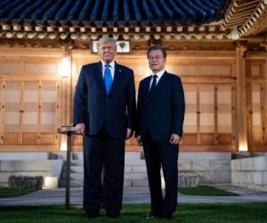 El presidente Donald Trump y el presidente de Corea del Sur, Moon Jae-in, se reunieron antes de una cena de trabajo en la casa de té en los terrenos de la Casa Azul presidencial en Seúl el 29 de junio de 2019. Foto: Agencia AFP.