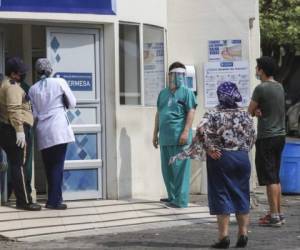 'No permiten sugerencias y no se puede cuestionar nada porque te vigilan. Es un ambiente muy hostil', denuncian los médicos. Foto: AP.