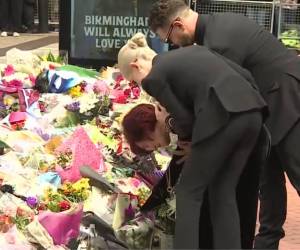 Momento en que Sharon se quebrantó tras depositar una rosa morada donde se realiza un tributo a Ozzy Osbourne.