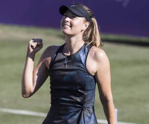La rusa Maria Sharapova celebra después de ganar contra Viktoria Kuzmova de Eslovaquia durante su partido de solteros femeninos del torneo de tenis Mallorca Open en Santa Ponca. Foto:AFP