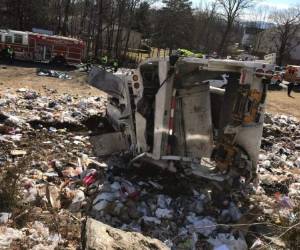 Dos personas que iban abordo del camión fueron llevadas de emergencia a un hospital en helicópteros. Los congresistas se dirigían hacia un retiro en West Virginia cuando pasó el accidente. Foto: @repgregwalden