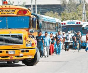 Los usuarios de buses, rapiditos y taxis ahora pagarán con una tarjeta prepago, no con efectivo. Cada tarjeta tendrá un color diferente.