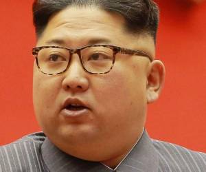 Kim iba acompañado de su esposa Ri Sol Ju y de varios responsables y dignatarios norcoreanos. Foto: AFP