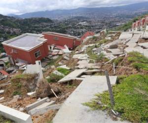 Una falla que atraviesa la zona donde fue construida la residencial Ciudad del Ángel ha derribado varias viviendas. (Fotos: Antonio Mendoza)