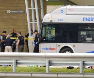 Unos agentes de la policía revisan la escena de un incidente afuera del Pentágono, en Washington. Foto: AP