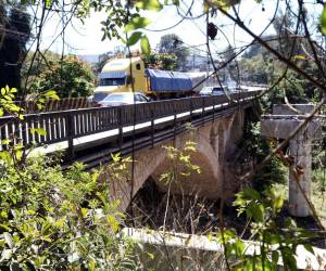 El puente Germania permanece sin intervención, pese a los anuncios de ampliación realizados desde hace varios años para aliviar el tránsito en la zona sur de la capital.