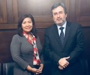 Norma Torres, representante demócrata en la Cámara de Estados Unidos junto a Juan Jiménez Mayor, vocero de la Maccih. Foto: Twitter.