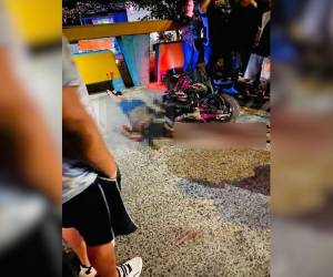 El cuerpo del hombre quedó a unos centímetros de la motocicleta.