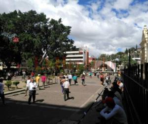 En el centro de la capital de Honduras, las personas volvieron a la normalidad, sus actividades se desarrollaron con calma. Muchos buscaron abastcerse en comercios. Foto: Ronal Aceituno / El Heraldo.
