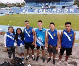 Los medallistas hondureños posan en las gradas populares del Estadio Jorge Mágico González en San Salvador. Fotos Cool Bear Media