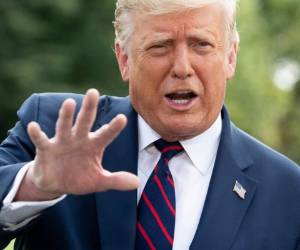 El presidente de los Estados Unidos, Donald Trump, habla con los medios de comunicación antes de partir en el Marine One desde el jardín sur de la Casa Blanca en Washington. Foto: Agencia AFP.