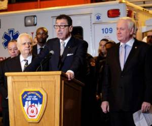 El Comisionado de Bomberos de Nueva York Joseph Nigro dijo que cuatro personas siguen en condición crítica. Foto: AP