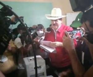 Manuel Zelaya Rosales llegó solo a las urnas para ejercer el sufragio.