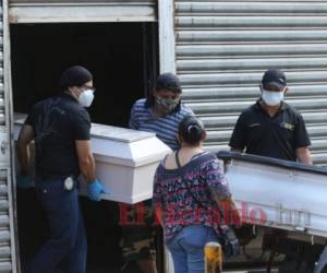 El cadáver de Gustavo Ayala fue retirado de la morgue por sus familiares. Foto: Estalin Irías/EL HERALDO