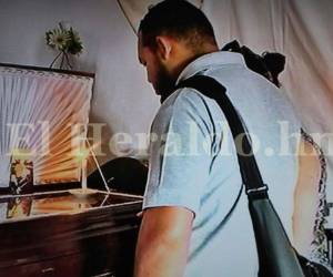 Varios amigos, vecinos y familiares llegaron hasta el velatorio del obrero, quien deja dos hijos.
