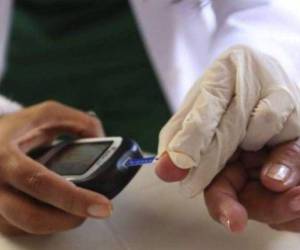 Las personas con diabetes deben estar frecuentemente midiendo sus niveles de glucosa en la sangre.