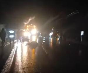 El cuerpo del menor quedó en medio de la carretera sin signos vitales.