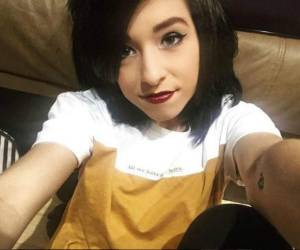 La firma de autógrafos mostrada en el material es real, pero los sonidos de disparos fueron añadidos.