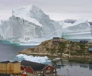 La autoridades de Groenlandia han pedido a los habitantes de esa zona de la isla Innarsuit que evacúen la costa, por los temores de que el iceberg --que apareció el jueves-- pueda romperse e inundar el lugar. (Foto: AP)