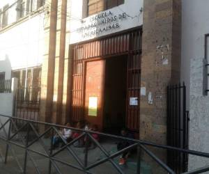 Padres de familia se avocaron desde temprano con sus hijos a la escuela Estados Unidos ubicada al costado del teatro Manuel Bonilla. Foto: Mario Urrutia