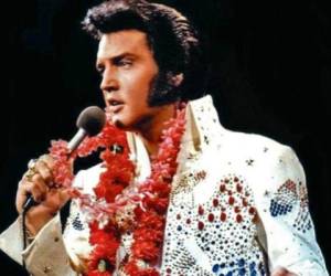 Elvis Presley fue hallado inconsciente en el suelo de su baño y pese a los intentos de reanirmarlo no se pudo hacer nada. Foto:tribune.com.pk