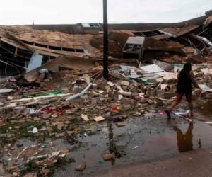 Algunas personas buscaban entre los escombros las que alguna vez fueron sus pertenencias, tras el potente huracán. Foto: AFP