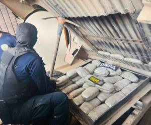 La droga estaba escondida en la parte de abajo de una pick-up.