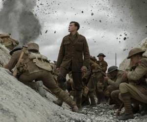 En esta imagen difundida por Universal Pictures, George MacKay, en el centro, en una escena de '1917' de Sam Mendes. Foto: AP.