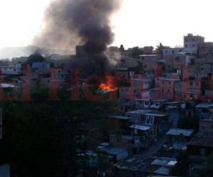 El fuego habría comenzado en la terraza de una casa del lugar.