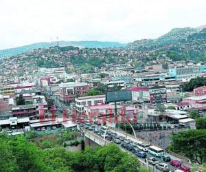 Comayagüela, separada por un río y unida por cuatro puentes a Tegucigalpa, mantiene la esperanza de dar el paso a la modernidad.