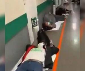 Pacientes infectados con Covid-19 tirados en el piso del Hospital Severo Ochoa Leganés, en Madrid.